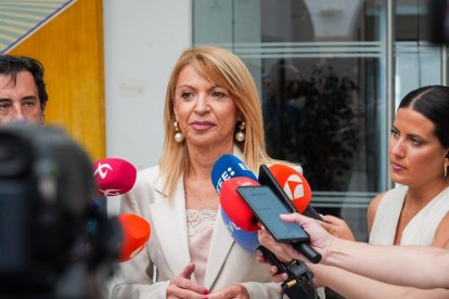 La portavoz del Grupo Parlamentario Socialista, Piedad Álvarez, atiende a los medios en Mérida.