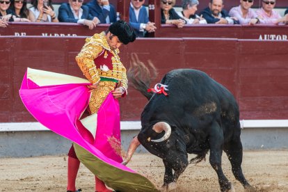 Espectacular media verónica de Morante de la Puebla.
