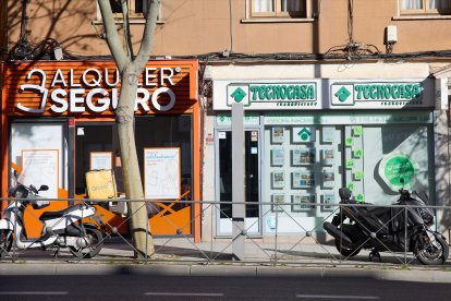 (Foto de ARCHIVO)
Inmobiliarias Tecnocasa y Alquiler Seguro, a 13 de abril de 2024, en Madrid (España). El precio de la vivienda usada en España ha subido un 1,8 % en el primer trimestre y un 7 % en un año, situando el precio del metro cuadrado en 2.079 euros, según el índice de precios de Idealista.

Jesús Hellín / Europa Press
13 ABRIL 2024;IDEALISTA;PRECIO;VIVIENDA;ALQUILER;INMOBILIARIA
15/4/2024
