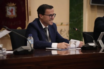 Miguel Angel Gallardo en el pleno en el que ha renunciado como presidente de la Diputación de Badajoz.