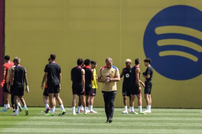 Hansi Flick, durante un entrenamiento del Barcelona.