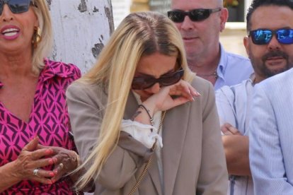 Rocío Flores en el homenaje a su abuela, envuelta en lágrimas.