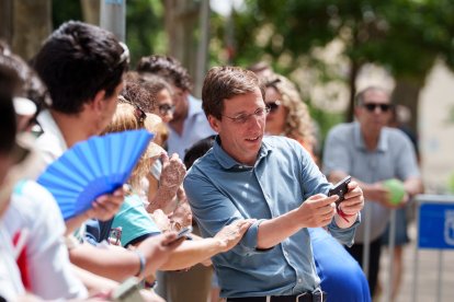 El alcalde de Madrid, José Luis Martínez-Almeida, a su llegada al acto en el que el Partido Popular hace balance de la gestión del Gobierno de la Comunidad de Madrid en el ecuador de legislatura.