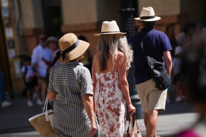(Foto de ARCHIVO)
Turistas con ropa veraniega paseando por el casco histórico. 
A 28 de mayo de 2025, en Sevilla (Andalucía, España).
María José López / Europa Press
28/5/2025
