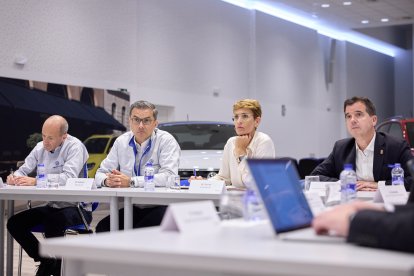 Archivo - La presidenta del Gobierno de Navarra, María Chivite,, el presidente de Volkswagen Navarra (i), Michael Hobusch y el consejero de Industria y de Transición Ecológica y Digital Empresarial del Gobierno foral, Mikel Irujo, en una reunión en Landab.