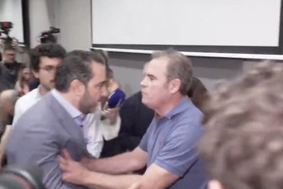 Javier Pérez Dolset empuja a Víctor de Aldama tras la rueda de Leire Díez