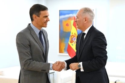 El presidente del Gobierno, Pedro Sánchez, con el presidente interino de Seat y Cupra, Markus Haupt.