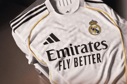 Imagen de la camiseta de local del Real Madrid para la temporada 25-26.
