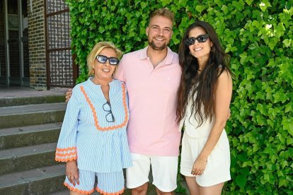 Carmen Borrego, junto a su hijo, José María Almoguera, y María La Jerezana.