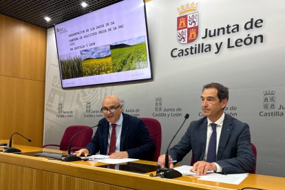 El viceconsejero de Política Agraria Comunitaria y Desarrollo Rural, Jorge Llorente Cachorro, (i) y el director general de Política Agraria Comunitaria, Ángel Gómez Rivero.