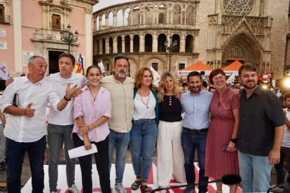 Varios dirigentes de Sumar y Compromís, durante un acto público de cierre de campaña de Sumar, en la Plaza de la Virgen, a 7 de junio de 2024