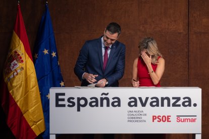 Pedro Sánchez y Yolanda Díaz el día que firmaron el pacto de coalición para gobernar entre PSOE y Sumar (24/10/2023)