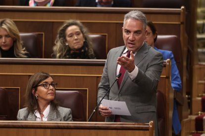 El diputado del PP, Elías Bendodo, interviene durante un pleno en el Congreso de los Diputado.