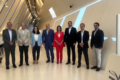 Participantes en las dos primeras mesas redondas de la jornada 'La movilidad sostenible, clave en el camino a la ciudad climáticamente neutra', en Mobility City.