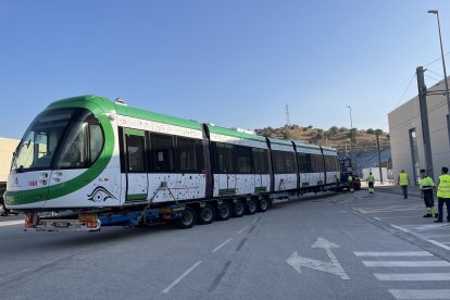 Metro de Málaga amplía su flota con la llegada de un nuevo tren a talleres y cocheras

REMITIDA / HANDOUT por JUNTA
Fotografía remitida a medios de comunicación exclusivamente para ilustrar la noticia a la que hace referencia la imagen, y citando la procedencia de la imagen en la firma
06/6/2025