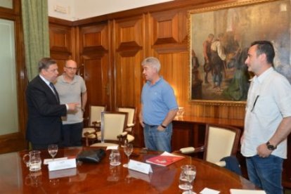 El ministro de Agricultura, Pesca y Alimentación, Luis Planas, ha recibido este viernes a diferentes representantes del comité de empresa de la planta de Azucarera de la Bañeza (León).