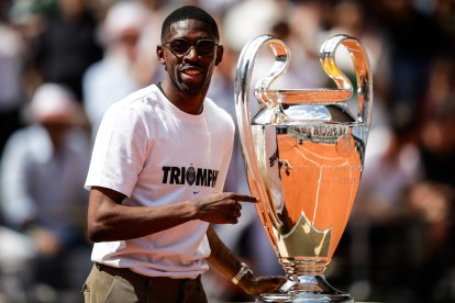 Ousmane Dembélé, con el trofeo de la Champions League.