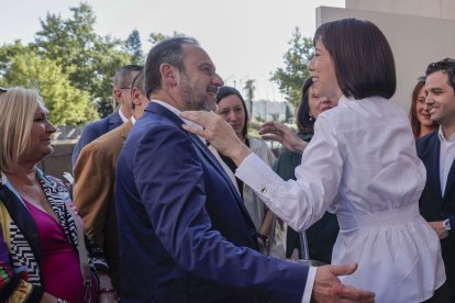 Diana Morant se besa con José Luis Ábalos al registrar su candidatura al Congreso