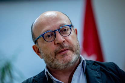 Archivo - El delegado de Políticas Sociales, Familia e Igualdad en el Ayuntamiento de Madrid, José Fernández, durante una entrevista para Europa Press, en el  Área de Gobierno de Políticas Sociales, Familia e Igualdad, a 2 de diciembre de 2024, en Madrid.