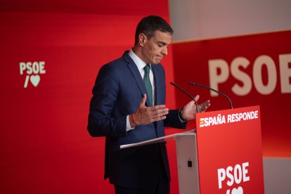 El secretario general del PSOE y presidente del Gobierno, Pedro Sánchez, durante la rueda de prensa de este lunes.