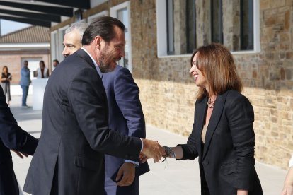 El ministro de Transportes y Movilidad Sostenible, Óscar Puente, y la consejera de Fomento de la Junta de Andalucía, Rocío Díaz.