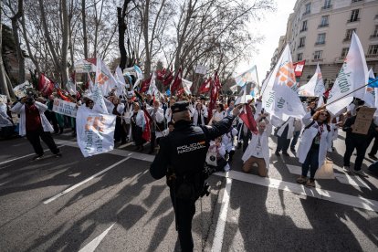 Archivo - Decenas de personas durante una concentración de los sindicatos médicos frente al Ministerio de Sanidad, a 13 de febrero de 2025, en Madrid (España). Los sindicatos médicos de todo el país se concentran para mostrar su disconformidad con el borr.