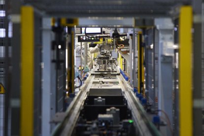 Archivo - Detalle de un túnel de montaje de Renault.