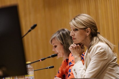 La vicepresidenta segunda y ministra de Trabajo, Yolanda Díaz, y la portavoz de Sumar en el Congreso, Verónica Martínez Barbero.
