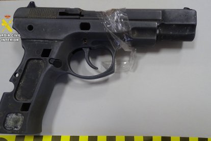 Arma intervenida en la operación

REMITIDA / HANDOUT por OPC
Fotografía remitida a medios de comunicación exclusivamente para ilustrar la noticia a la que hace referencia la imagen, y citando la procedencia de la imagen en la firma
20/6/2025