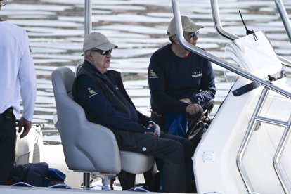 Esta vez el Rey Juan Carlos necesitó más ayuda que nunca para subir al barco.