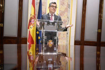 El ministro de Presidencia, Justicia y Relaciones con las Cortes, Félix Bolaños, durante su comparecencia ante los medios en el Congreso.