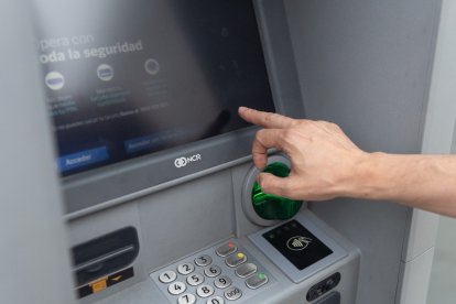 Archivo - Un hombre utiliza un cajero automático, a 26 de junio de 2024, en Madrid (España).