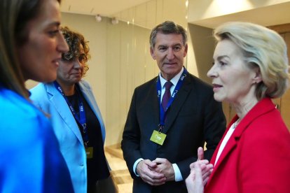 El líder del PP, Alberto Núñez Feijóo, charla con la presidenta de la Comisión Europea, Ursula von der Leyen, y la presidenta del Parlamento Europeo, Roberta Metsona, en la reunión del PPE en Bruselas.