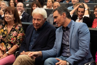 (Foto de ARCHIVO)
El expresidente del  gobierno Felipe González (2i) y el presidente del Gobierno Pedro Sánchez (d) tras  su llegada al acto público organizado por el PSOE para conmemorar el 40 aniversario de la primera victoria electoral socialista en 1982 en FIBES, a 29 de octubre de 2022 en Sevilla (Andalucía, España). El PSOE finaliza con el acto de hoy, en la ciudad de Sevilla, la conmemoración del 40 aniversario de que Felipe González fue proclamado presidente del Gobierno tras ganar las elecciones.

Francisco J. Olmo / Europa Press
29/10/2022