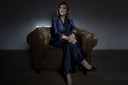 La secretaria general del PP, Cuca Gamarra, posa para Europa Press en la sede del PP antes de una entrevista.