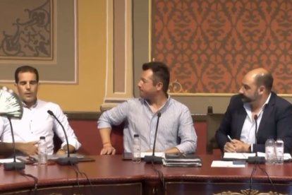 El portavoz del PSOE, David Gracia, siendo abanicado mientras se desmaya en el pleno de Barbastro
