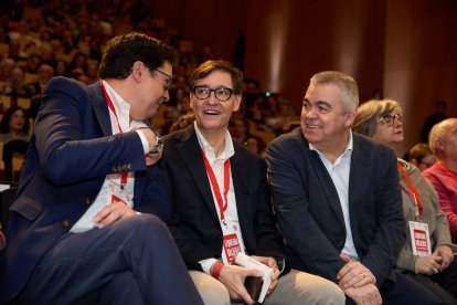 Óscar López, Salvador Illa y Santos Cerdán charlan durante un acto del PSOE.