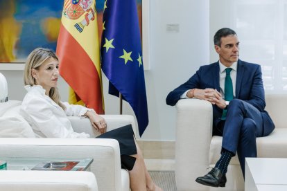 Pedro Sánchez y Yolanda Díaz en una reunión en Moncloa para abordar la crisis abierta por Santos Cerdán.