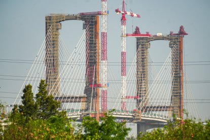 Imagen de las obras del puente del Centenario en Sevilla.