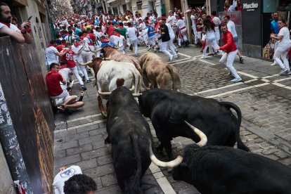 Archivo - Imagen del sexto encierro de los Sanfermines de 2024, protagonizado por la ganadería Jandilla.