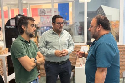 Adrian Casabó y Pablo Llopico junto a un profesional del sector