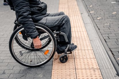 Persona en silla de ruedas.