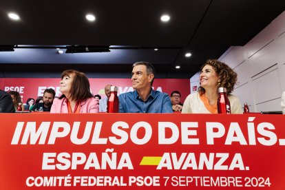 Pedro Sánchez junto a Cristina Narbona y María Jesús Montero durante la reunión del Comité Federal del PSOE del 7 de septiembre de 2024.