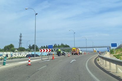 Tramo de carretera señalizada por una obra.