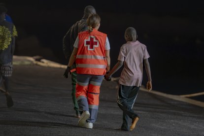 Un trabajador de la Cruz Roja atiende a uno de los niños migrantes que llegó a El Hierro el 20 de septiembre de 2024.