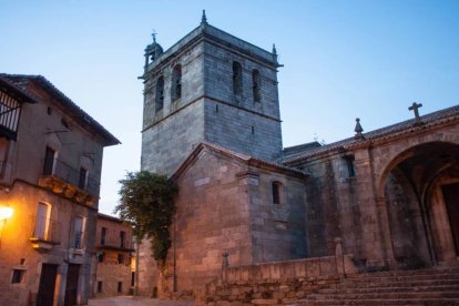 Calle empedrada del casco histórico de La Alberca con casas tradicionales