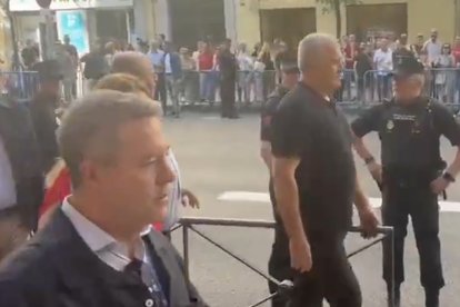 El presidente de Castilla-La Mancha, Emiliano García-Page, a su llegada a la sede del PSOE en Ferraz