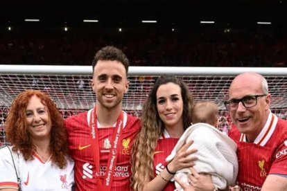 Diogo Jota y su familia.