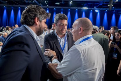 El presidente de la Región de Murcia, Fernando López Miras, el presidente de la Generalitat Valenciana, Carlos Mazón, y Miguel Tellado, en el XXI Congreso Nacional del PP