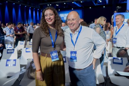 El diputado del PP y exportavoz del PP en el Congreso, Miguel Tellado, y la portavoz del PP en el Congreso, Ester Muñoz, a su llegada al XXI Congreso Nacional del Partido Popular, a 4 de julio de 2025, en Madrid (España). Con el lema ‘Toma partido por España’, XXI Congreso del PP, celebrado en Madrid del 4 al 6 de julio de 2025, busca reforzar el liderazgo de Alberto Núñez Feijóo, único candidato a la Presidencia del PP, renovar la dirección y la estrategia del partido, aprobar nuevas bases ideológicas y proyectar unidad como alternativa de gobierno ante el ciclo electoral de los próximos años.